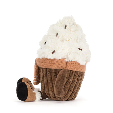 Jellycat Amuseables Scarffles Hot Chocolate, zijaanzicht met laarsjes