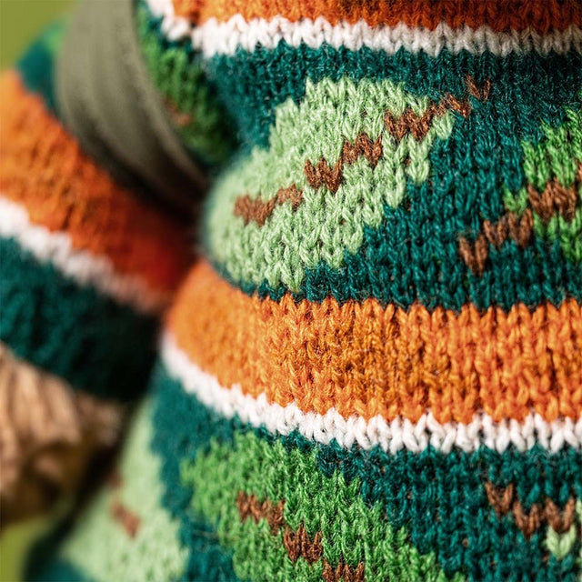 Jellycat Bartholomew Bear Hiking Outfit, vooraanzicht in gestreepte trui en groene broek