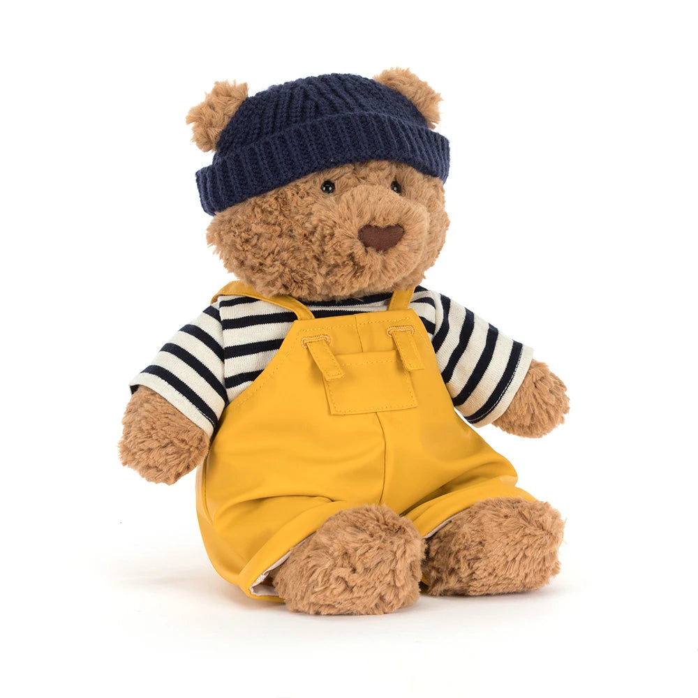Jellycat Bartholomew Bear Seafarer Outfit, vooraanzicht met muts, streepjestrui en gele salopette