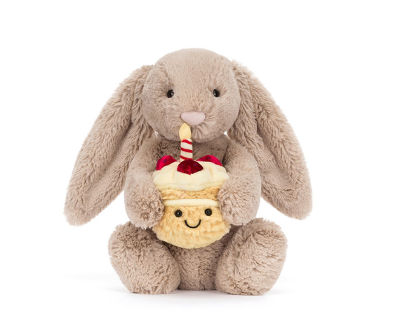 Jellycat Bashful Beige Bunny Birthday, vooraanzicht met verjaardagstaartje in de pootjes