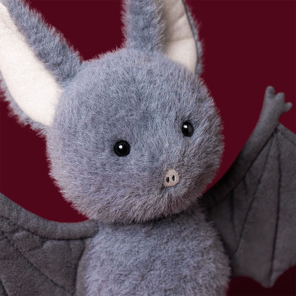 Jellycat Broox Bat, vooraanzicht van de grijze vleermuis met gespreide vleugels