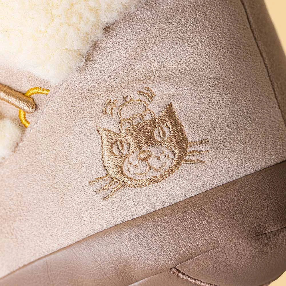 Jellycat Amuseables Perta Snow Boot, vooraanzicht van de crème snowboot met gezichtje