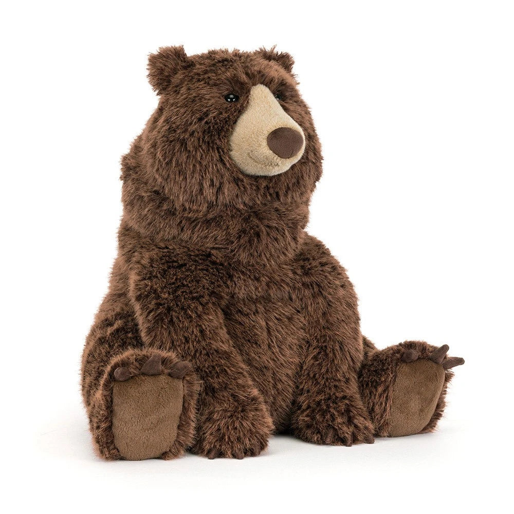 Jellycat Bizzlestomp Bear, zittend vooraanzicht van de bruine beer