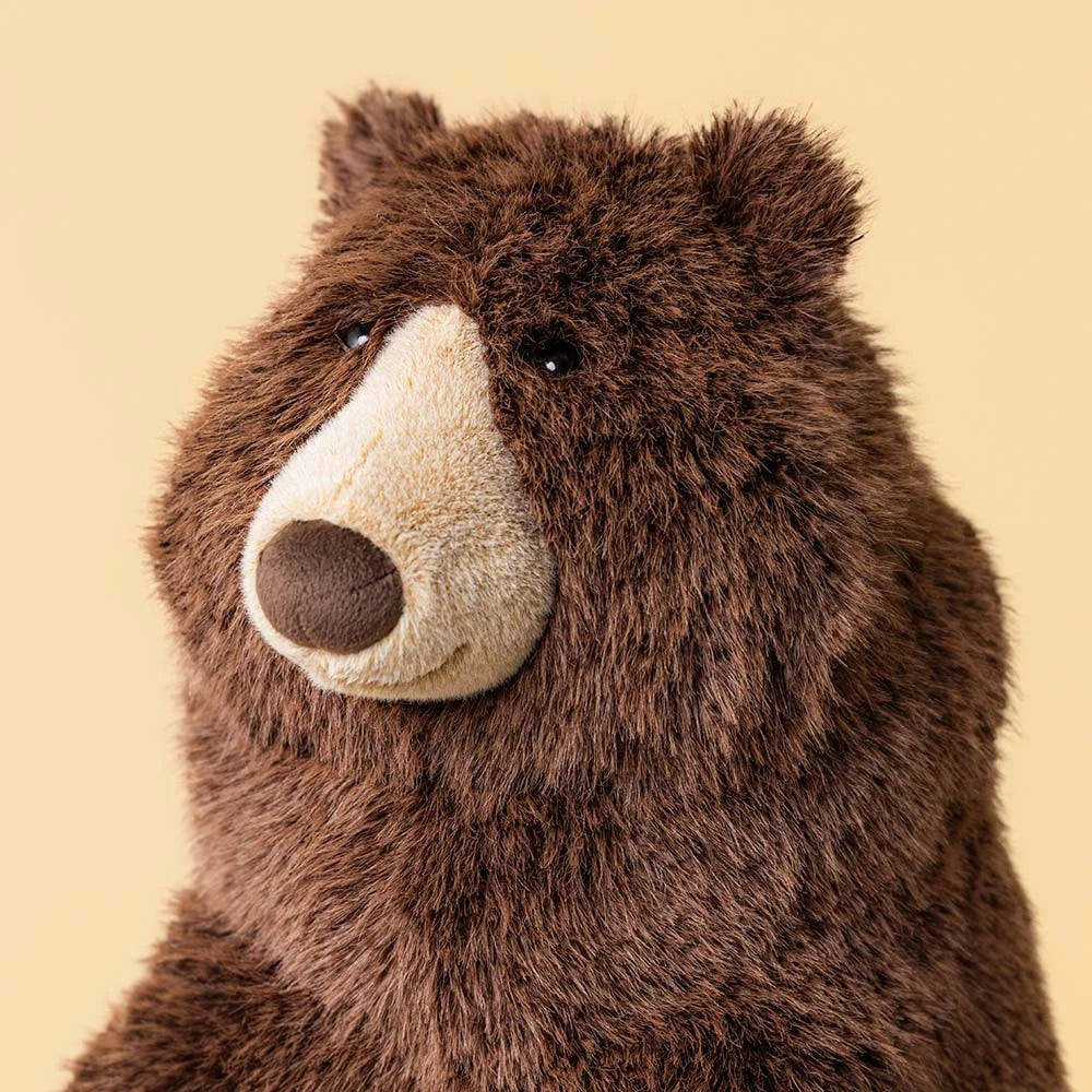 Jellycat Bizzlestomp Bear, zittend vooraanzicht van de bruine beer