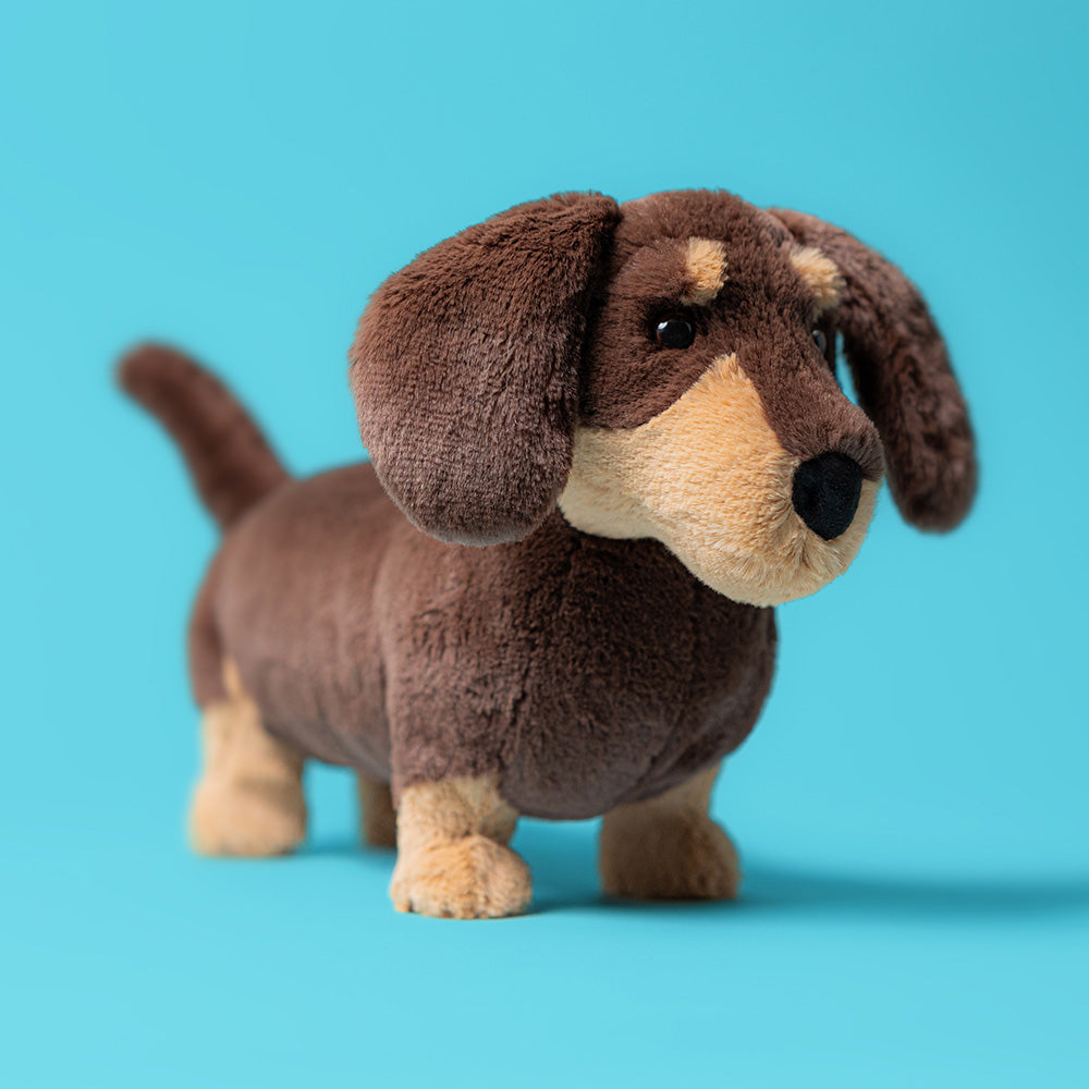 Jellycat Otto Sausage Dog knuffelteckel, schuin vooraanzicht