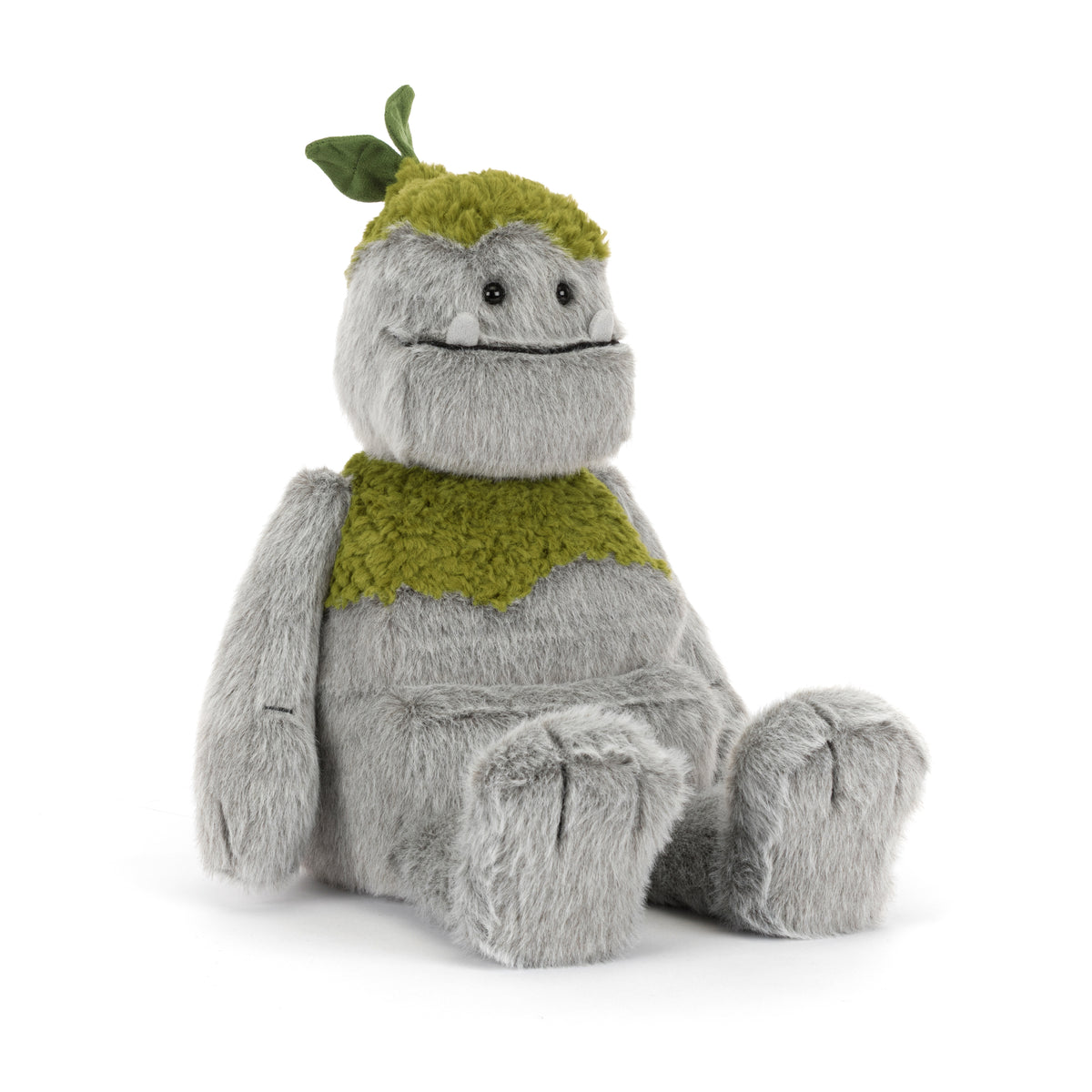 Jellycat Rockleton, zittend vooraanzicht van het grijze rotsmonster met groen mosje