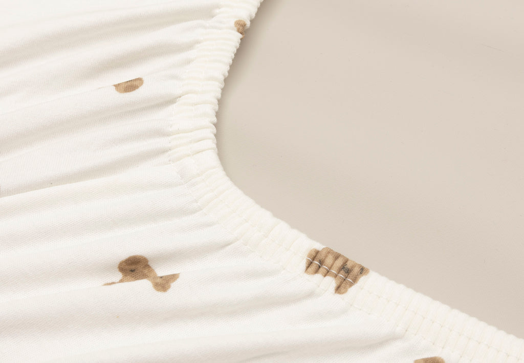 Detail van de Mini Teddy Bear print op ivory van Jollein