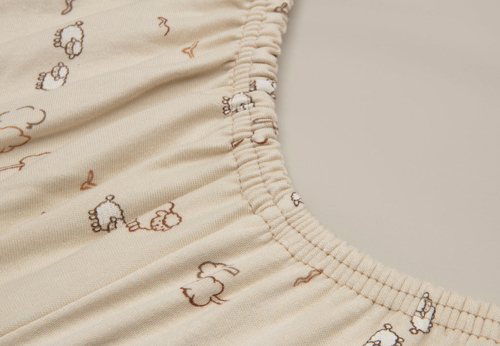 Detail van de schaapjesprint Woolly op zandkleur van Jollein