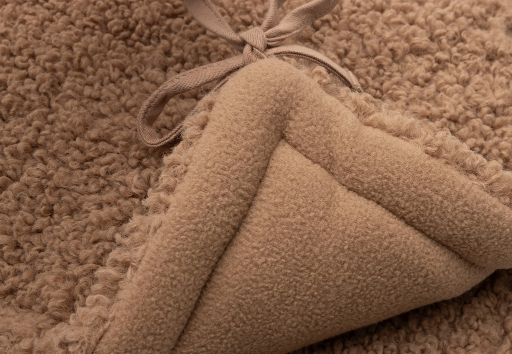 Detail van de zachte Curle stof van de Jollein boxbumper Dark Hazel