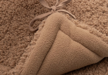 Detail van de zachte Curle stof van de Jollein boxbumper Dark Hazel