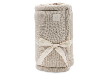 Jollein boxbumper Sprinkle Knit Sand, detailfoto van het gebreide stippenpatroon