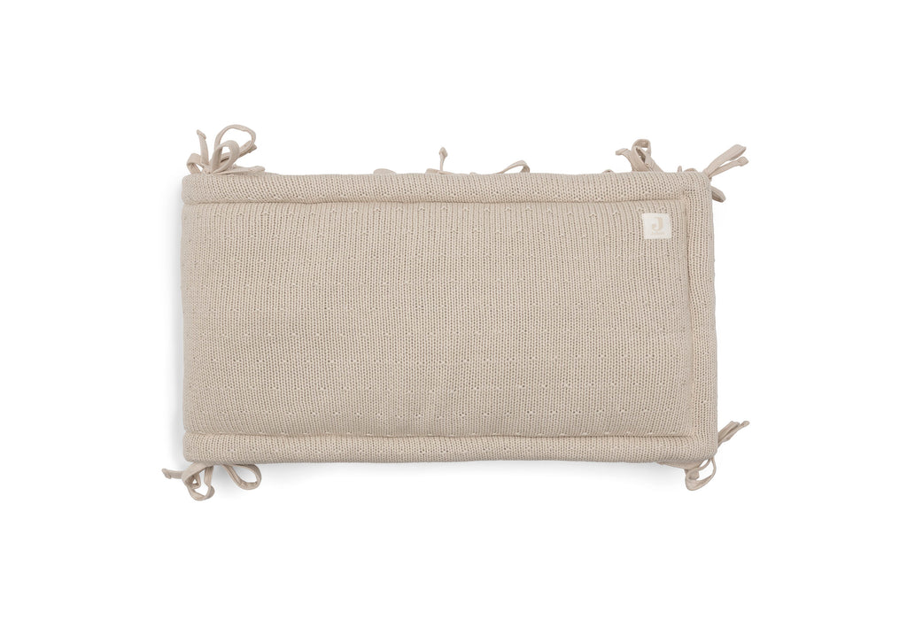 Jollein boxbumper Sprinkle Knit Sand opgerold, zicht op beide stoffen