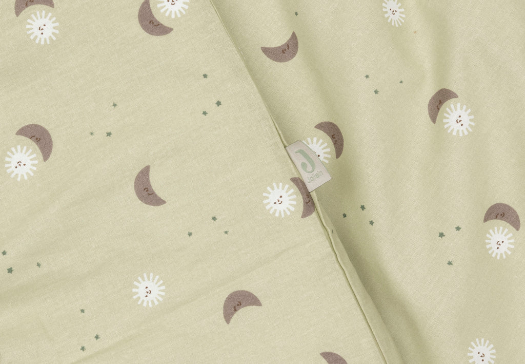 Detail van de print met zonnetjes en maantjes op Soft Matcha