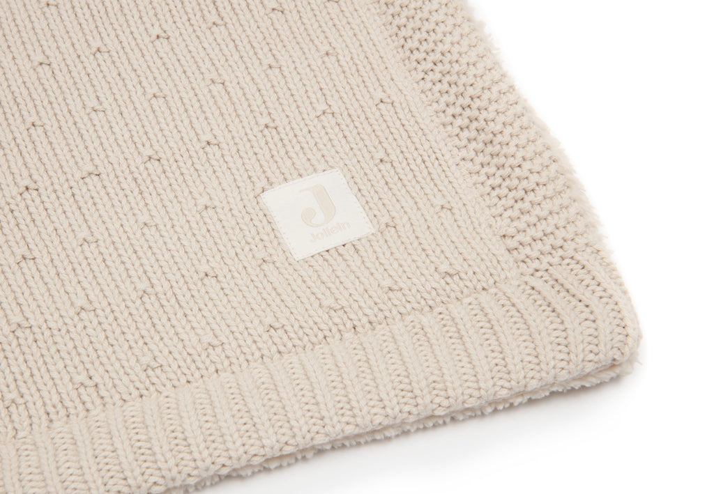 Gebreide voorkant van de Jollein Sprinkle Knit deken in Sand