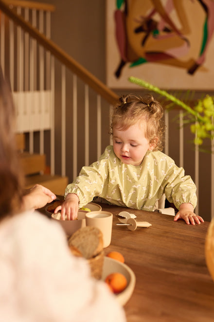Jollein eetartikelen in naturel tinten samen op tafel