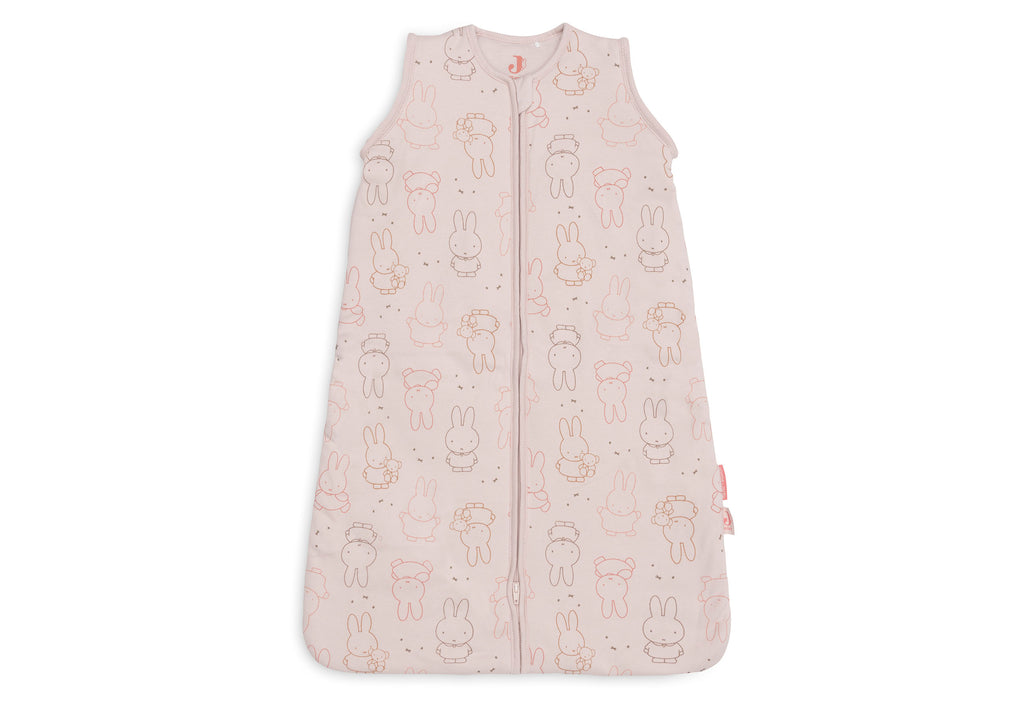 Detailfoto van de Miffy Moments print in Silk Rose op de Jollein babyslaapzak, te koop bij De Gele Flamingo