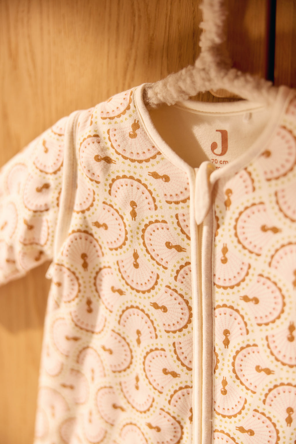 Sfeerbeeld van de Jollein Slaapzak 90 cm Soft Plumes, katoenen babyslaapzak van De Gele Flamingo.