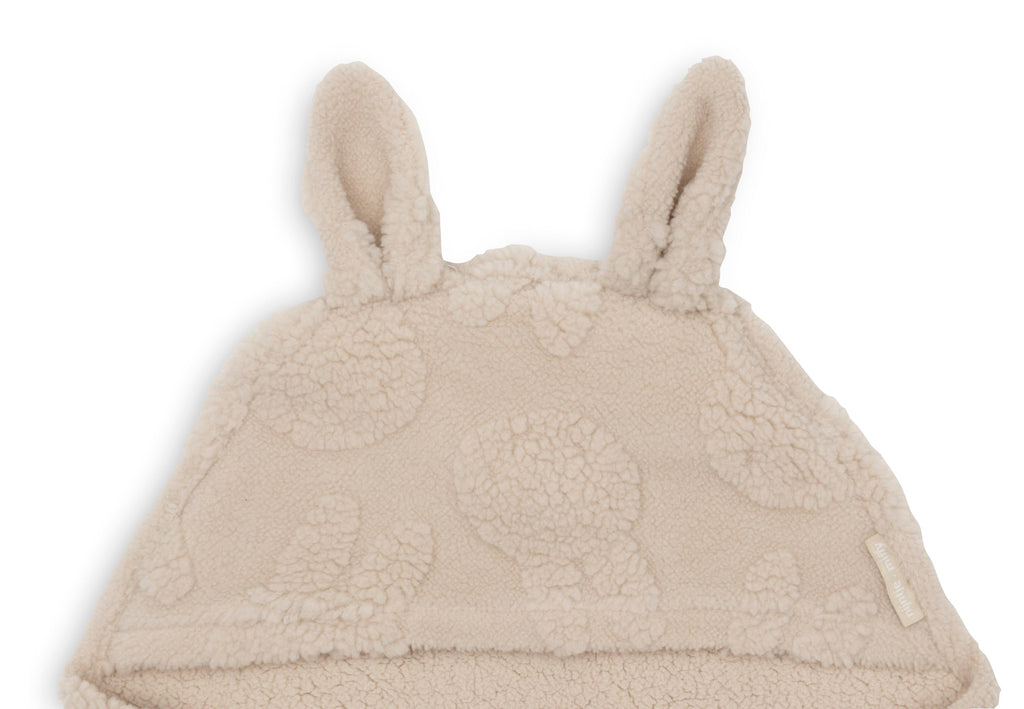 Detail van het mutsje van de Jollein Miffy wikkeldeken