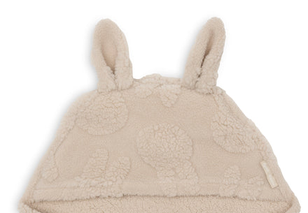 Detail van het mutsje van de Jollein Miffy wikkeldeken