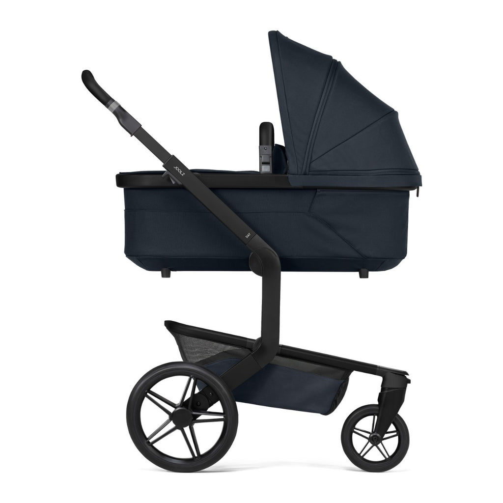 Joolz Kinderwagen Day5 Complete Set Dark Navy Blue, reiswieg op het onderstel, schuin aanzicht