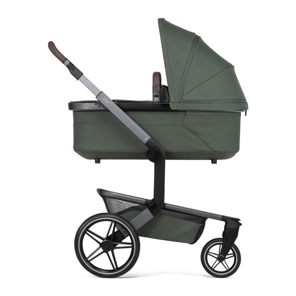 Joolz Kinderwagen Day5 Complete Set Forest Green, reiswieg op het onderstel, schuin aanzicht