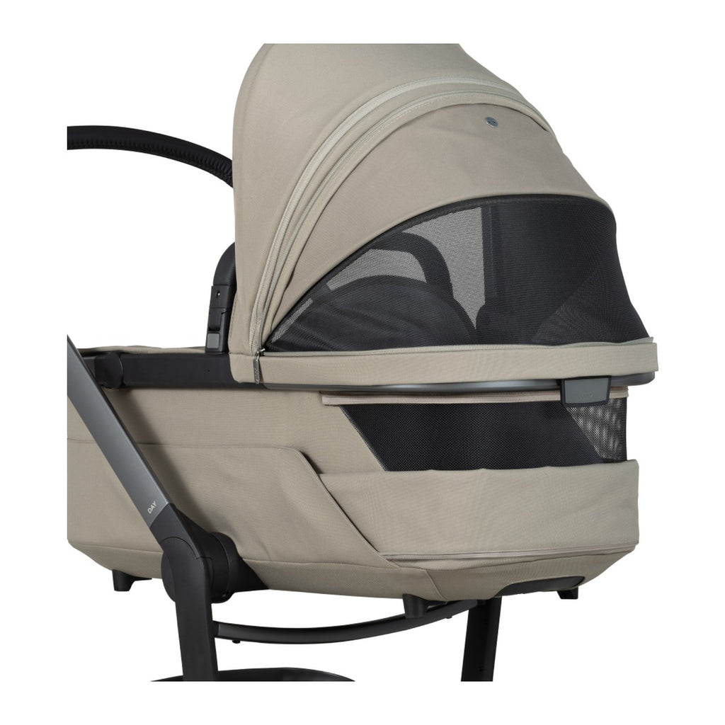 Joolz Kinderwagen Day5 Complete Set Sage Green, detail van de zonnekap met ventilatievenster