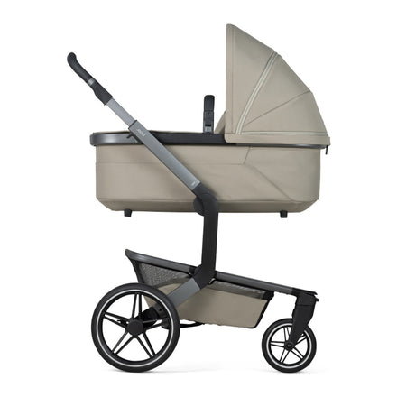 Joolz Kinderwagen Day5 Complete Set Sage Green, reiswieg op het onderstel, schuin aanzicht