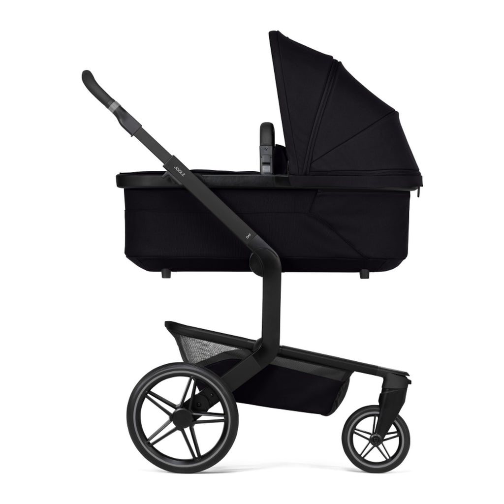Joolz Kinderwagen Day5 Complete Set Space Black, reiswieg op het onderstel, schuin aanzicht