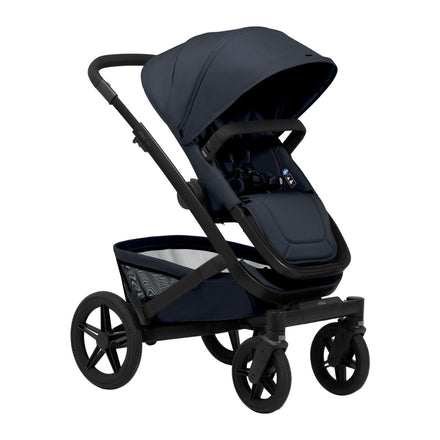 Joolz Kinderwagen Geo5 Complete Set Dark Navy Blue, schuin aanzicht met het zitje