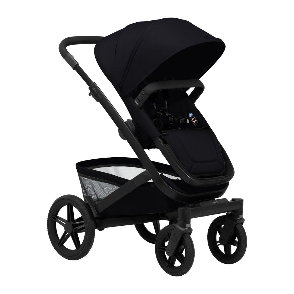 Joolz Kinderwagen Geo5 Complete Set Space Black, schuin aanzicht met het zitje