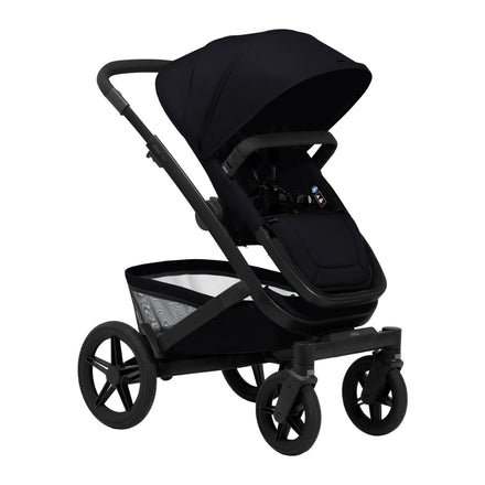 Joolz Kinderwagen Geo5 Complete Set Space Black, schuin aanzicht met het zitje