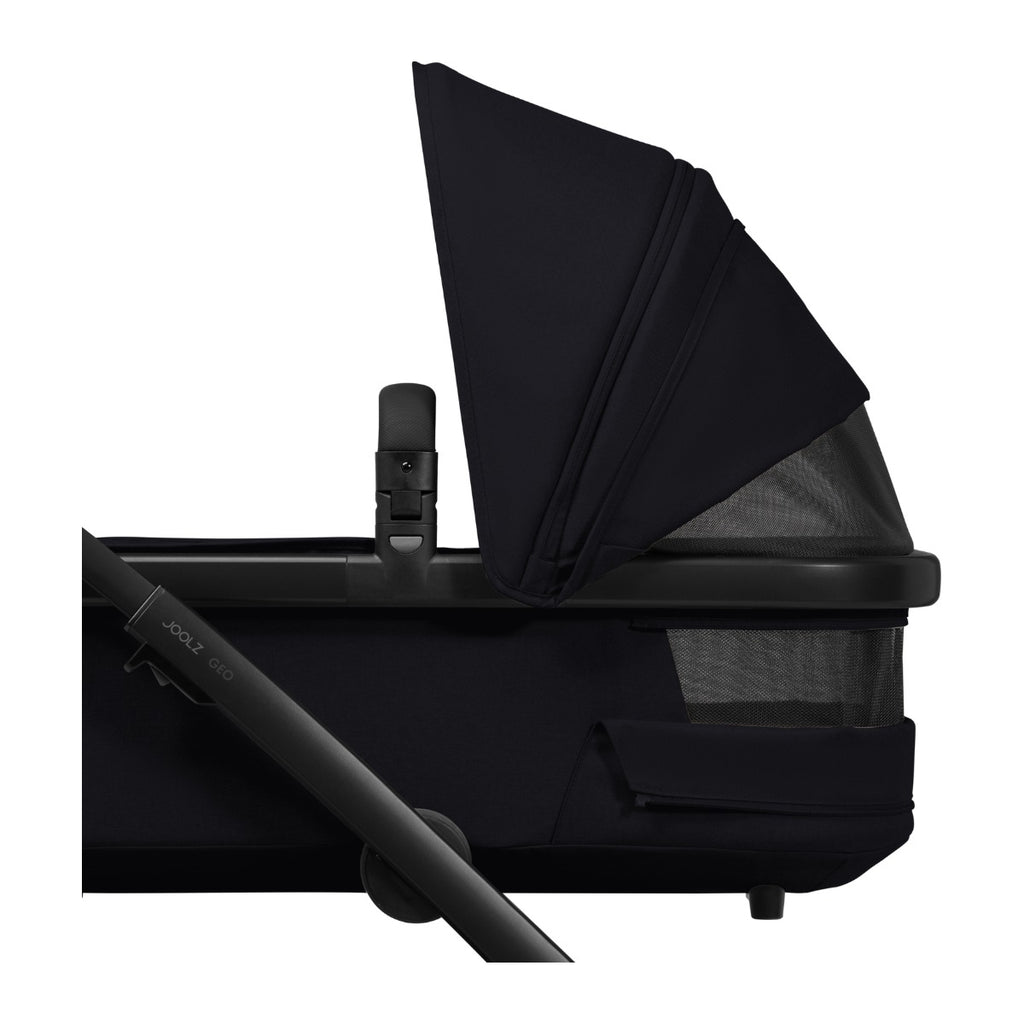 Joolz Kinderwagen Geo5 Complete Set Space Black, detail van de reiswieg met zonnekap