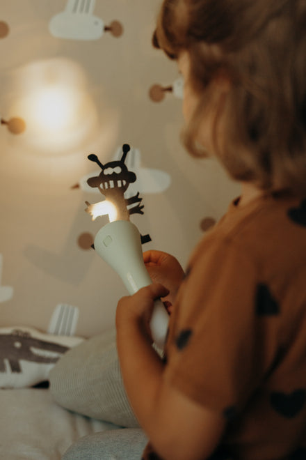 Kidywolf zaklamp, kind schijnt met de lamp in een donkere kamer