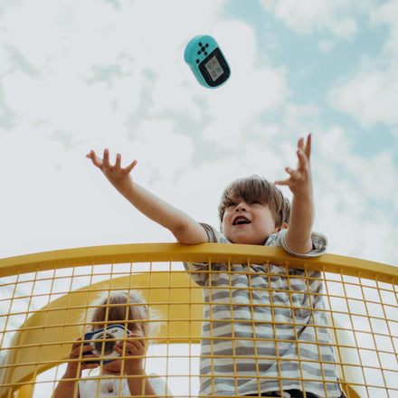 Kidywolf Kidycam kindercamera, kind springt op de trampoline