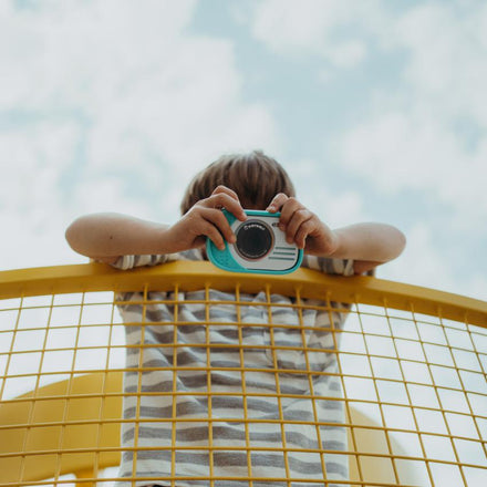 Kidywolf Kidycam kindercamera, kind fotografeert boven een trampolinenet