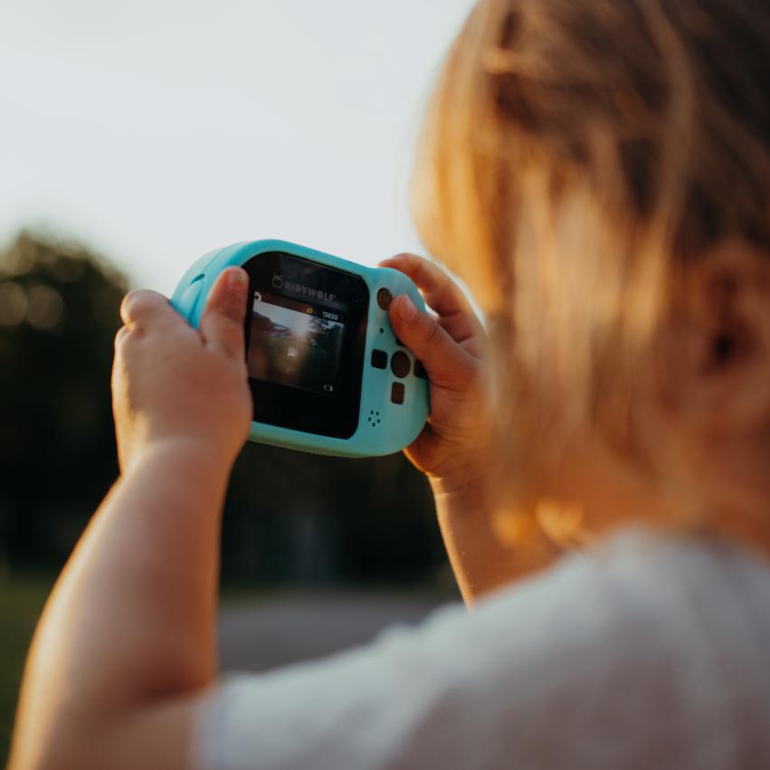 Kidywolf Kidycam cyaan, kind kijkt op het scherm tijdens het fotograferen