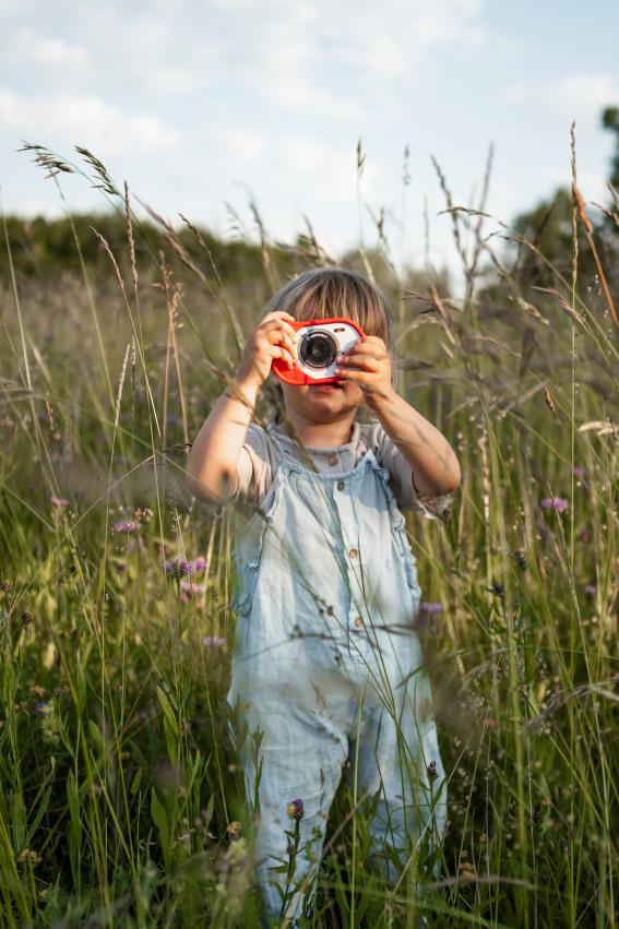 Kidywolf Kidycam roze, kind fotografeert in het hoge gras