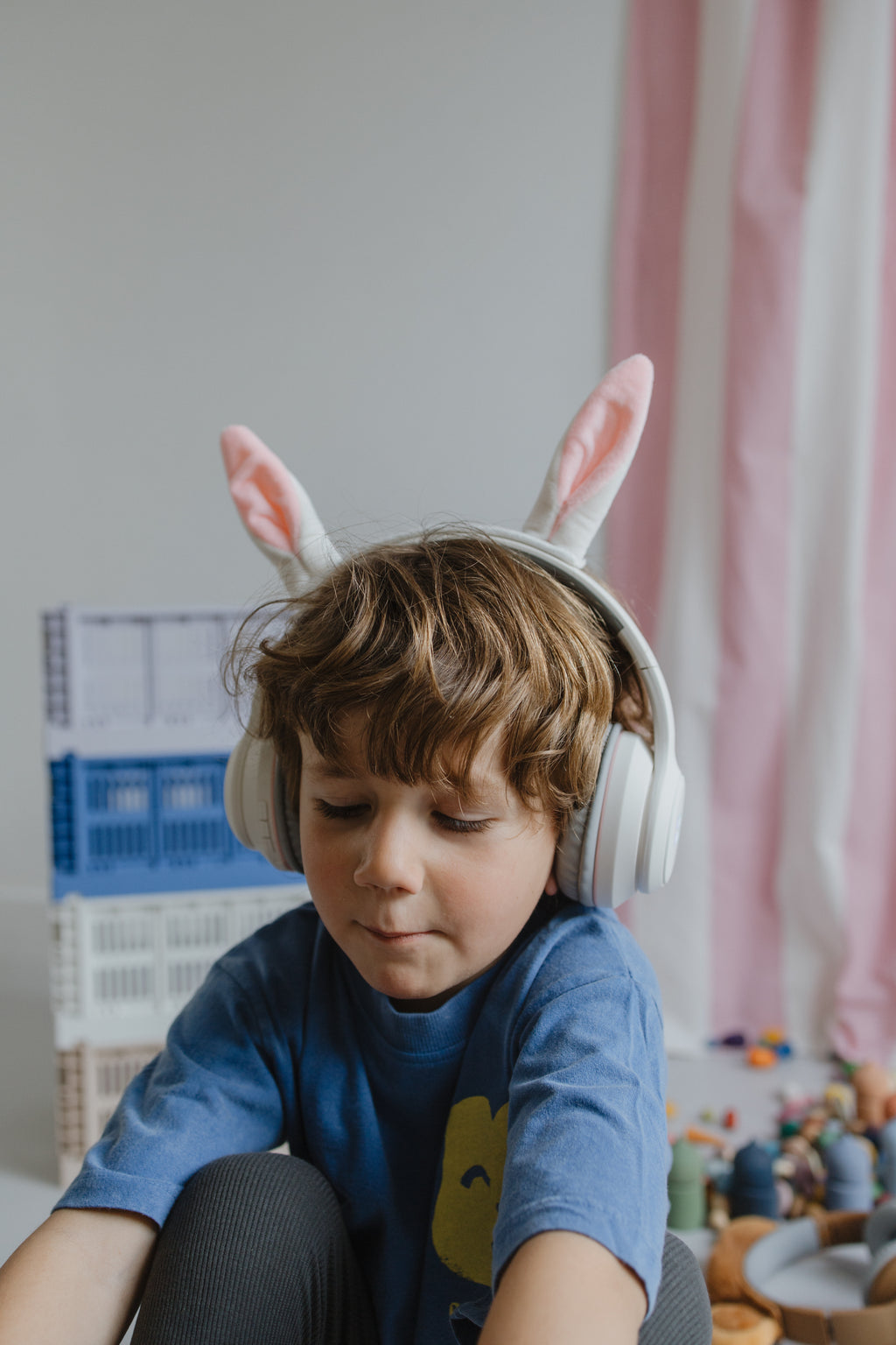 Kidywolf Kidyears Rabbit, kind zit met de koptelefoon op