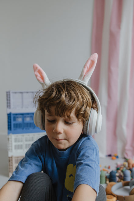 Kidywolf Kidyears Rabbit, kind zit met de koptelefoon op
