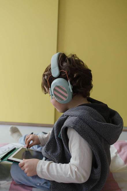 Kidywolf Kidynoise gehoorbeschermer, kind draagt hem tijdens het spelen