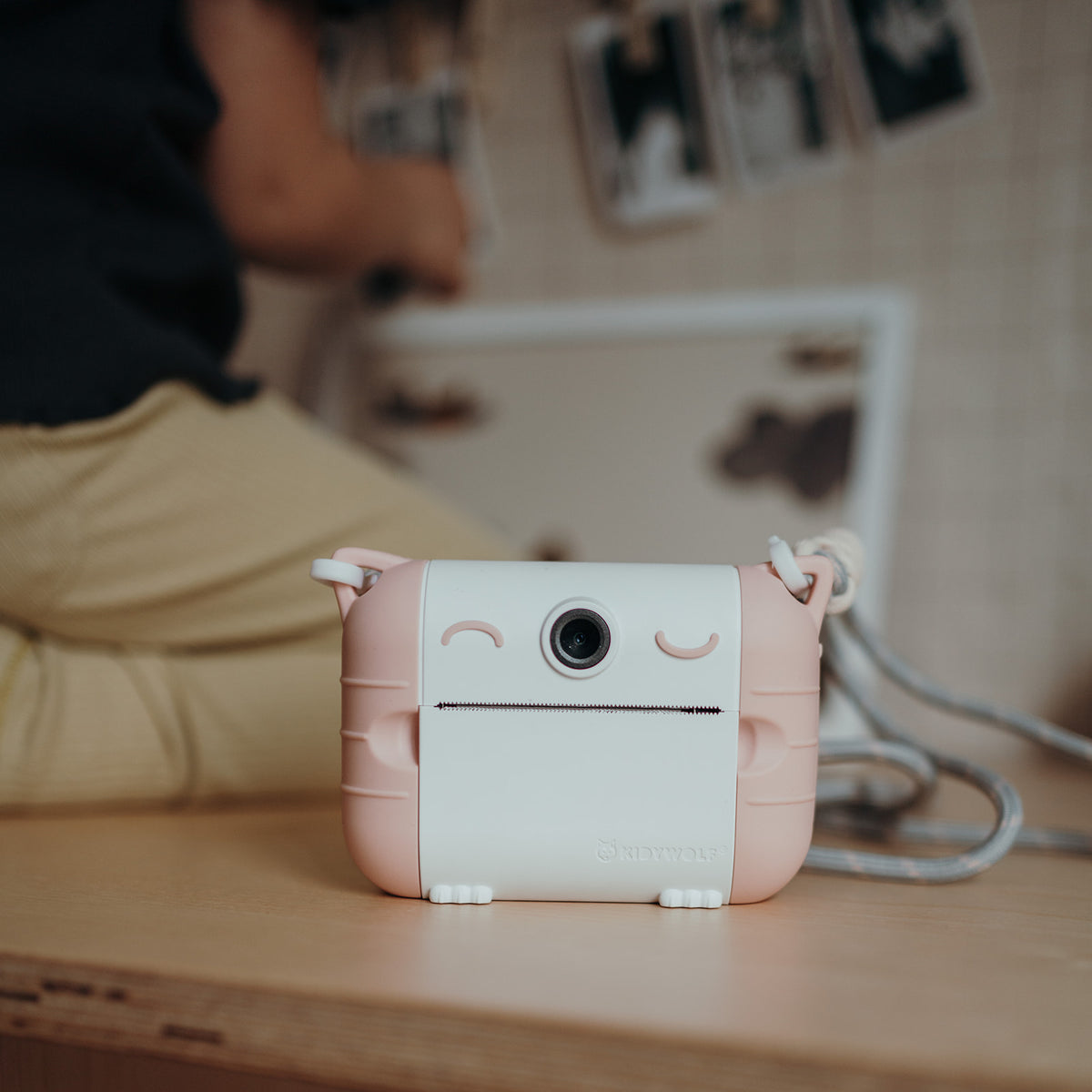 Kidywolf Kidyprint fotocamera met printer peach, vooraanzicht met uitgeprinte foto