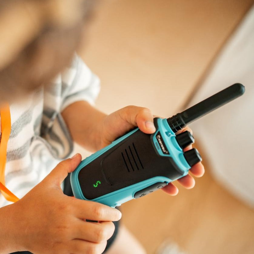 Kidywolf Kidytalk walkie talkie, close-up van het toestel in de handen van een kind