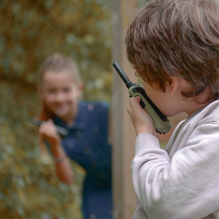 Kidywolf Kidytalk walkie talkies, twee kinderen spelen buiten aan een boom