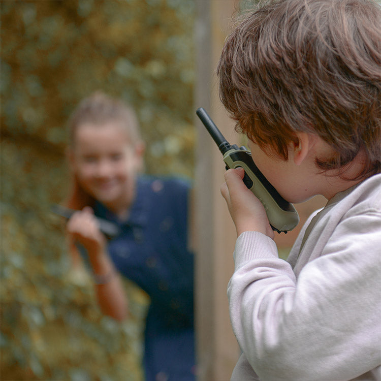 Kidywolf Kidytalk walkie talkies, twee kinderen spelen buiten aan een boom