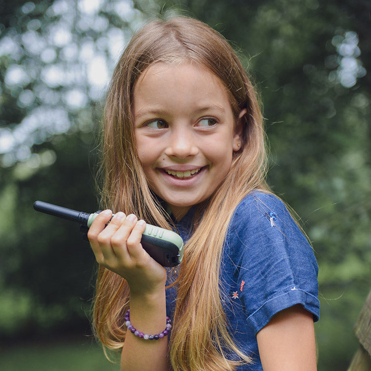 Kidywolf Kidytalk walkie talkie, lachend meisje met het toestel in het bos