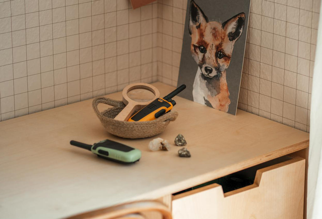 Kidywolf Kidytalk walkie talkie, sfeerbeeld op een bureau in de kinderkamer