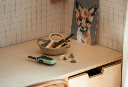 Kidywolf Kidytalk walkie talkie, sfeerbeeld op een bureau in de kinderkamer
