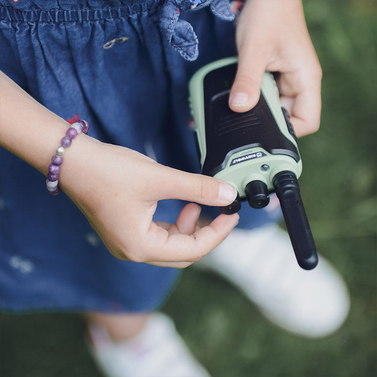 Kidywolf Kidytalk walkie talkie, kinderhanden halen het toestel uit de broekzak
