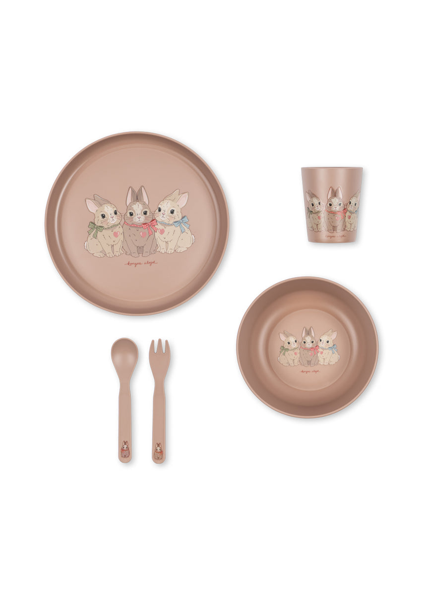 Konges Sløjd Eetset Dinner Set Bunny, eetset op witte achtergrond
