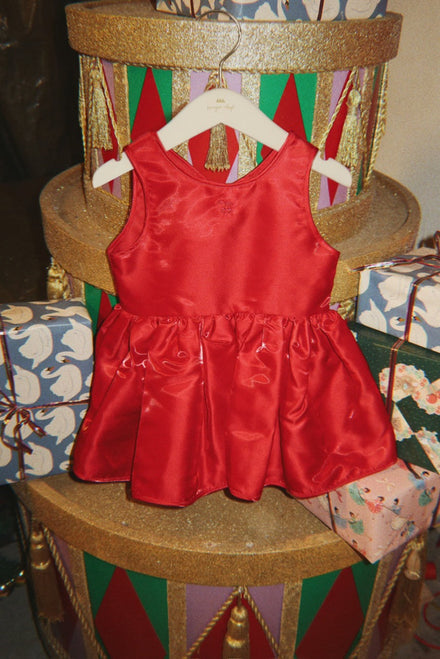 Konges Sløjd Jurk Bellis Dress GRS Barbados Cherry, sfeerbeeld van de jurk